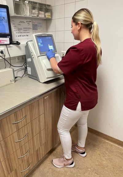 Eine Kollegin am Blutgasanalyse-Gerät